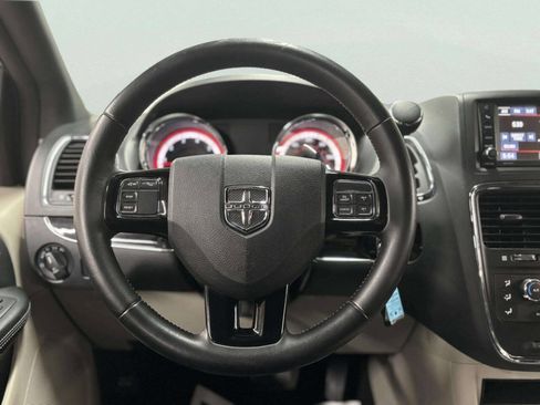 Used 2017 Dodge Grand Caravan SXT image 31