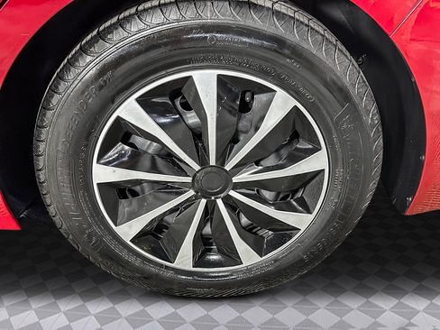 Used 2017 Hyundai Elantra SE image 32