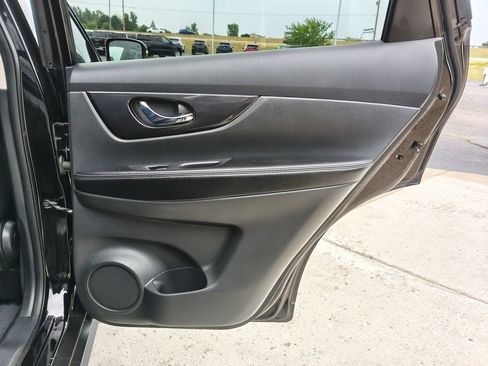 Used 2017 Nissan Rogue SV FWD image 22