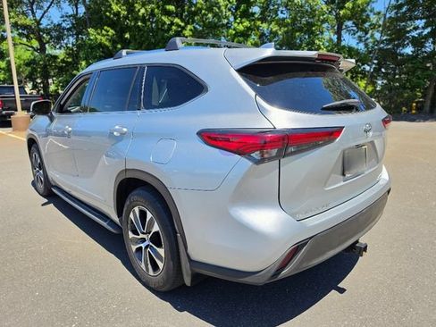 Used 2021 Toyota Highlander XLE AWD/4WD image 5
