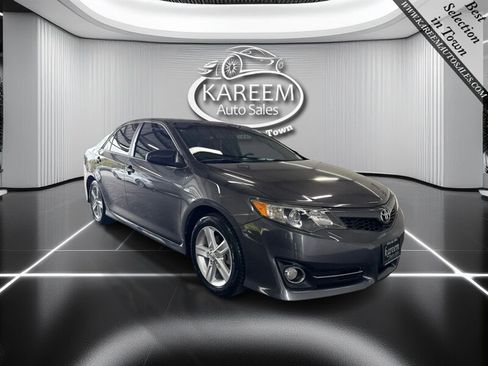 Used 2014 Toyota Camry SE w/ Moonroof Package FWD image 3