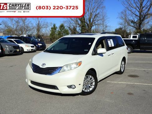 Used 2017 Toyota Sienna XLE image 1