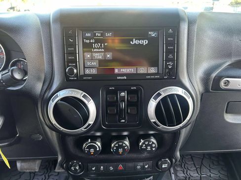 Used 2016 Jeep Wrangler Unlimited Rubicon image 15