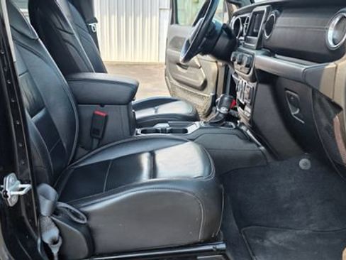 Used 2018 Jeep Wrangler Unlimited Sahara AWD/4WD image 17