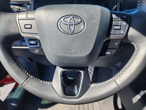 Used 2025 Toyota Camry SE image 25