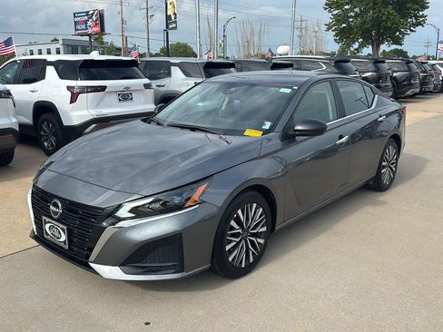 Used 2025 Nissan Altima 2.5 SV FWD image 3