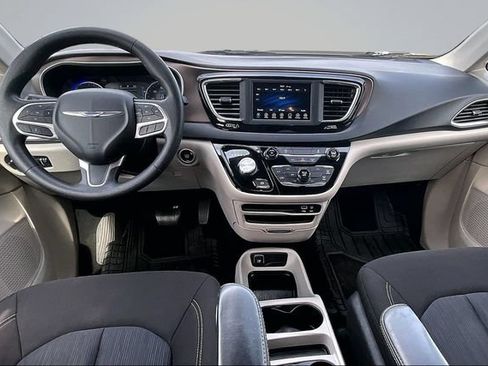 Used 2020 Chrysler Voyager L FWD image 6