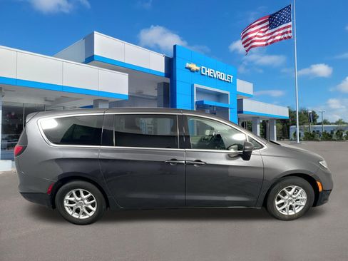 Used 2023 Chrysler Pacifica Touring-L FWD image 2