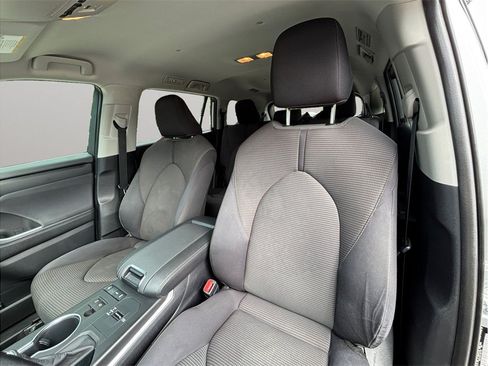 Used 2020 Toyota Highlander LE FWD image 16