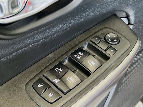 Used 2019 Jeep Cherokee Latitude w/ Cold Weather Group AWD/4WD image 19