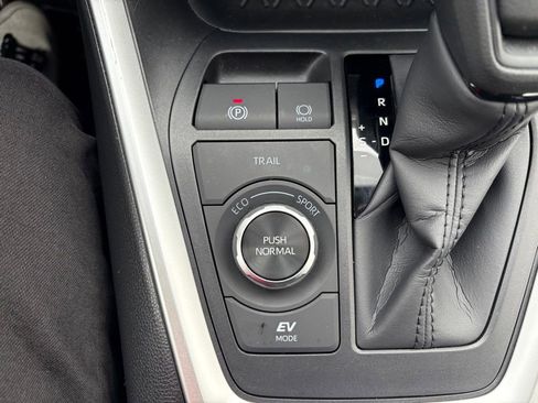 Certified 2025 Toyota RAV4 LE image 28