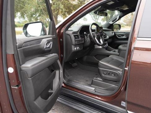 Used 2023 GMC Yukon SLT w/ SLT Luxury Package image 11