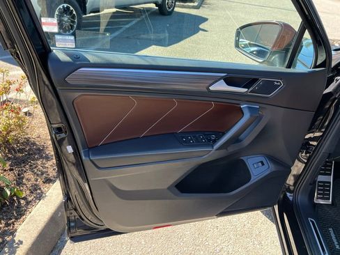 Used 2022 Volkswagen Tiguan SEL R-Line image 11