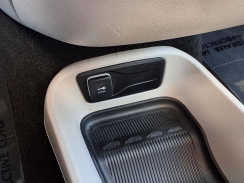 Used 2023 Chrysler Pacifica Touring-L FWD image 14