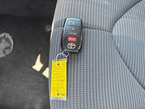 Used 2024 Toyota Highlander LE FWD image 27