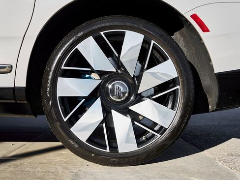 Used 2025 Rolls-Royce Cullinan image 18