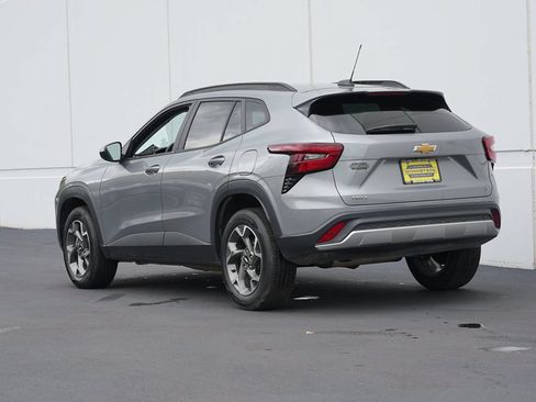 Used 2025 Chevrolet Trax LT w/ LT Convenience Package FWD image 5