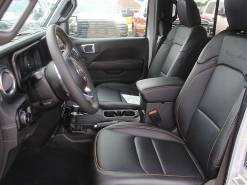 Used 2024 Jeep Wrangler Unlimited Sahara w/ Technology Group AWD/4WD image 12
