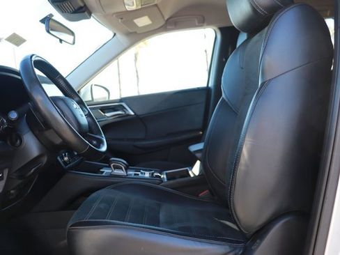 Used 2024 Mitsubishi Outlander SE image 12