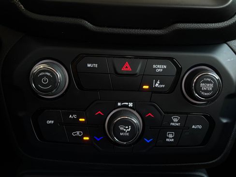 Used 2022 Jeep Renegade Latitude AWD/4WD image 18