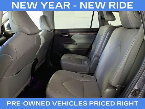 Used 2023 Toyota Highlander Limited image 11