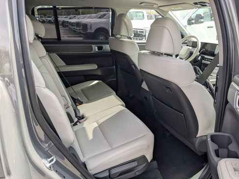 Used 2025 Hyundai Santa Fe Limited AWD/4WD image 33