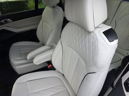 Certified 2024 BMW X7 xDrive40i w/ M Sport Package image 15