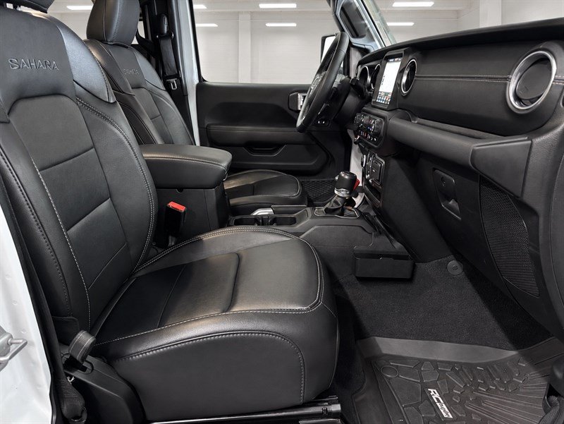 Used 2021 Jeep Wrangler Unlimited Sahara w/ Dual Top Group AWD/4WD image 28