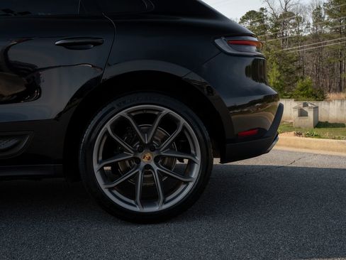 Used 2022 Porsche Macan w/ Premium Package Plus AWD/4WD image 6