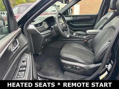 New 2025 Jeep Grand Cherokee Altitude image 4