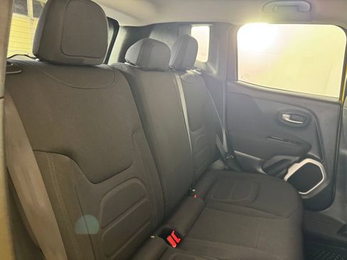 Used 2018 Jeep Renegade Latitude w/ Cold Weather Group AWD/4WD image 32