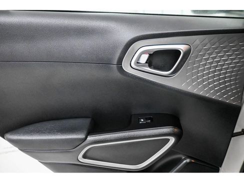 Used 2025 Kia Soul LX image 11