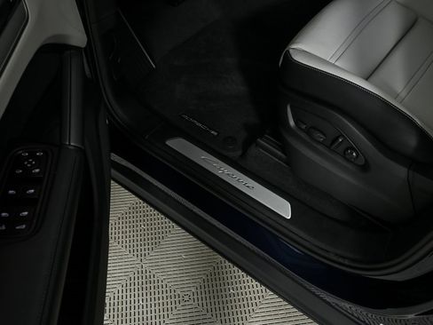 New 2025 Porsche Cayenne Coupe image 8