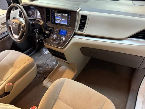 Used 2019 Toyota Sienna L image 40
