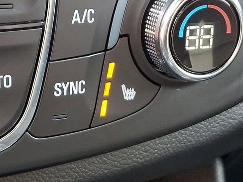 Used 2023 Chevrolet Traverse LT image 30