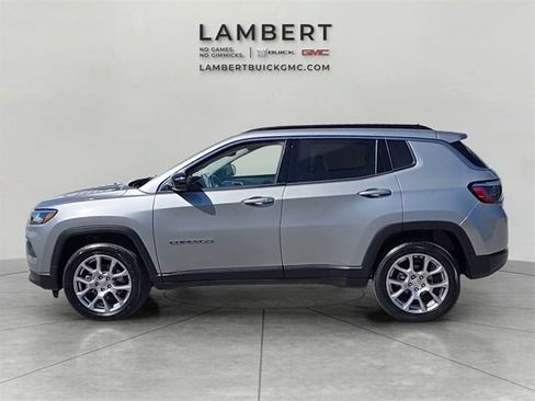 Used 2022 Jeep Compass Latitude image 2