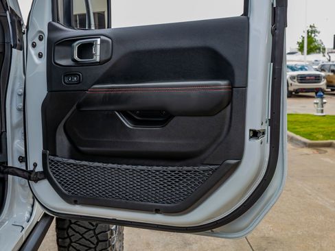 Used 2025 Jeep Wrangler Unlimited Rubicon AWD/4WD image 36