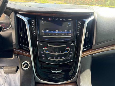 Used 2019 Cadillac Escalade ESV Luxury AWD/4WD image 32
