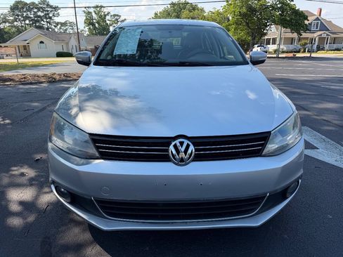 Used 2011 Volkswagen Jetta SEL FWD image 3