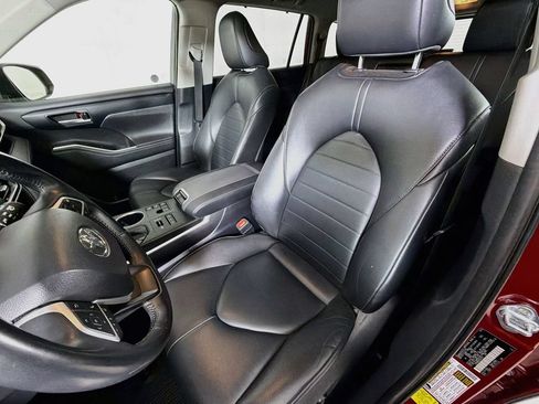 Used 2023 Toyota Highlander XLE AWD/4WD image 12