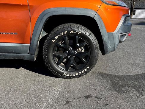 Used 2015 Jeep Cherokee Trailhawk w/ Comfort/Convenience Group image 32