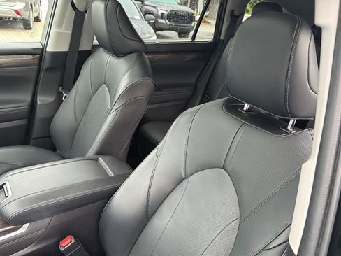 Used 2023 Toyota Highlander Limited AWD/4WD image 30