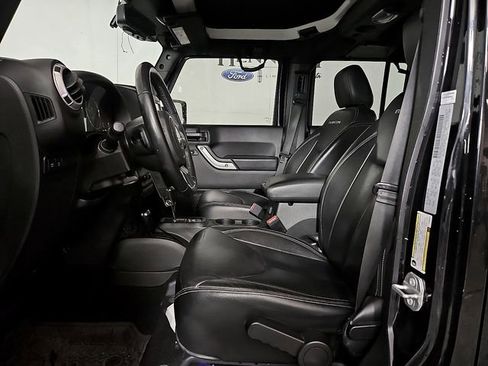 Used 2017 Jeep Wrangler Unlimited Rubicon w/ Connectivity Group image 14