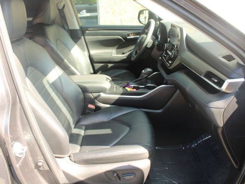 Used 2021 Toyota Highlander XLE FWD image 10