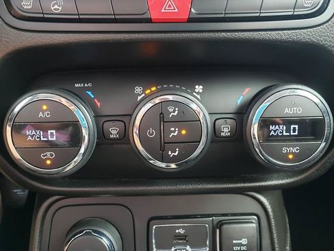 Used 2017 Jeep Renegade Latitude w/ Popular Equipment Group AWD/4WD image 23