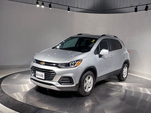 Used 2022 Chevrolet Trax LT w/ LT Convenience Package image 8