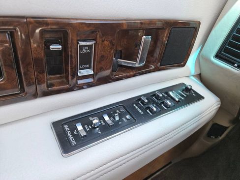 Used 1994 Cadillac Fleetwood Brougham RWD image 24