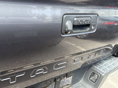 Used 2017 Toyota Tacoma SR5 w/ Tow Package RWD image 10