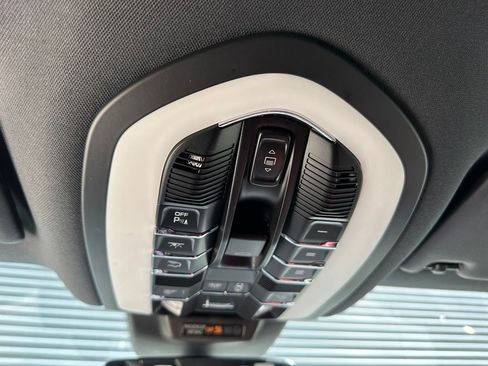Certified 2024 Porsche Macan AWD/4WD image 29