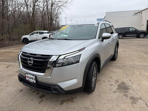 Used 2024 Nissan Pathfinder SV FWD image 4
